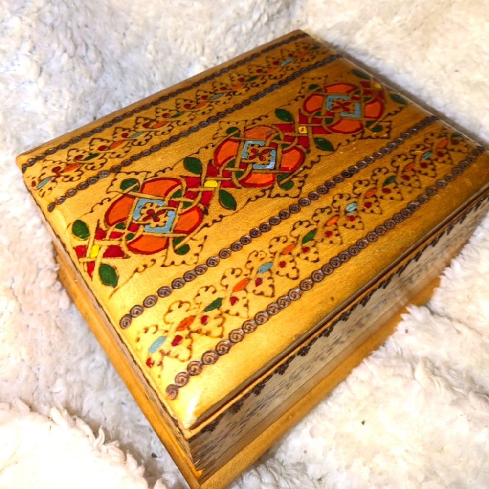Vintage engraved 3 tier cigarette box UNUSED